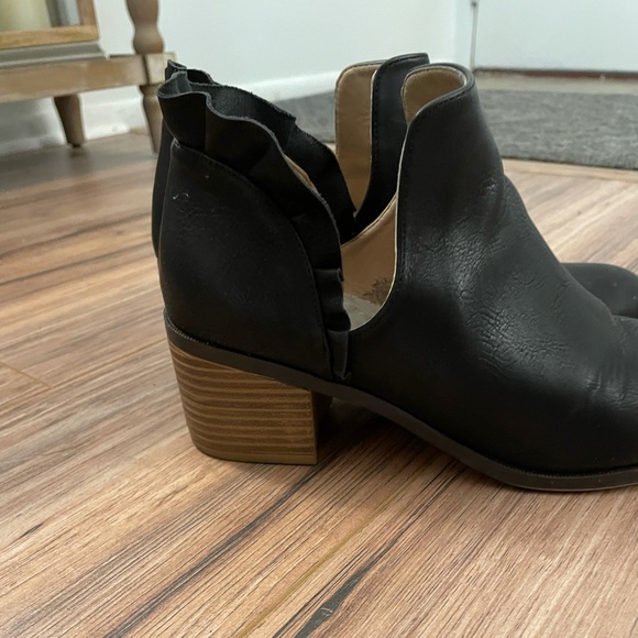 Fergalicious Ruffled bootie - Picture 2 of 3